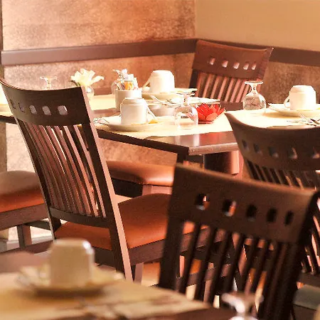 Quality Paris Ouest Hotel 3*