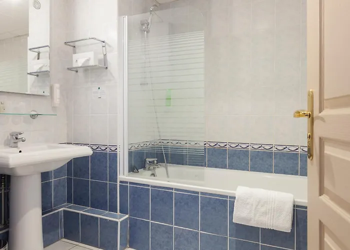 Отель Du Chateau Мезон-Лафит