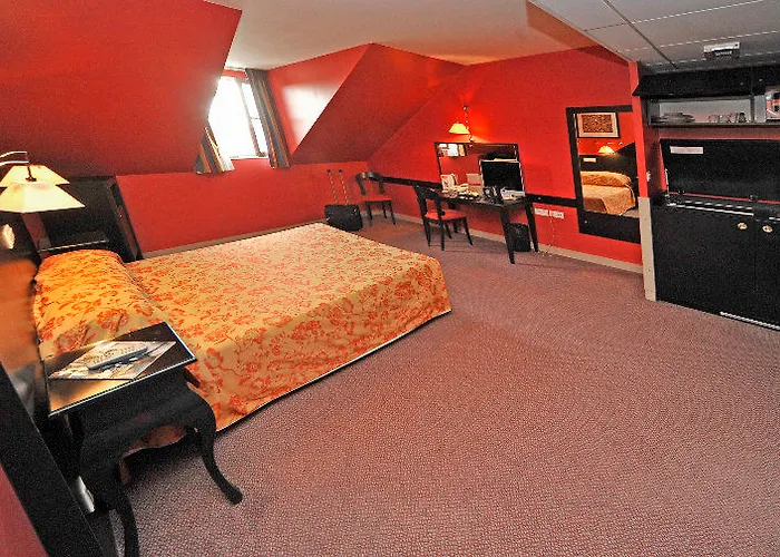 Du Chateau 3* Мезон-Лафит